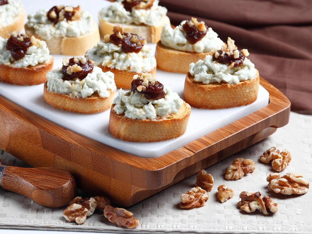 Apple and Blue Cheese Toasts Musselman's